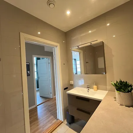 Cozy Modern Center Апартаменти